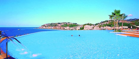 Piscine couverte, 3 piscines extérieures, parasols de plage