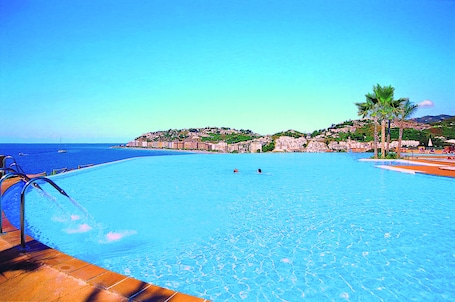 Una piscina techada, 3 piscinas al aire libre, sombrillas