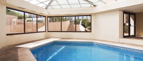 Indendørs pool, udendørs pool, parasoller, liggestole