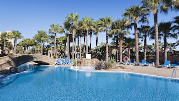 Piscine couverte, piscine extérieure, parasols de plage, chaises longues