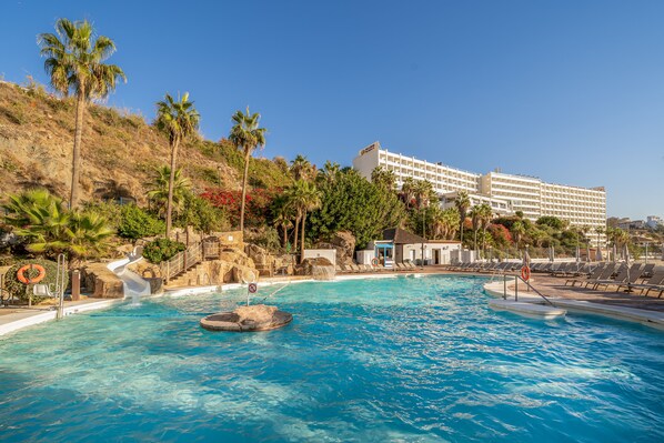 2 من حمّامات السباح�ة الخارجية، مظلات على حمّام السباحة، مقاعد للتشمس