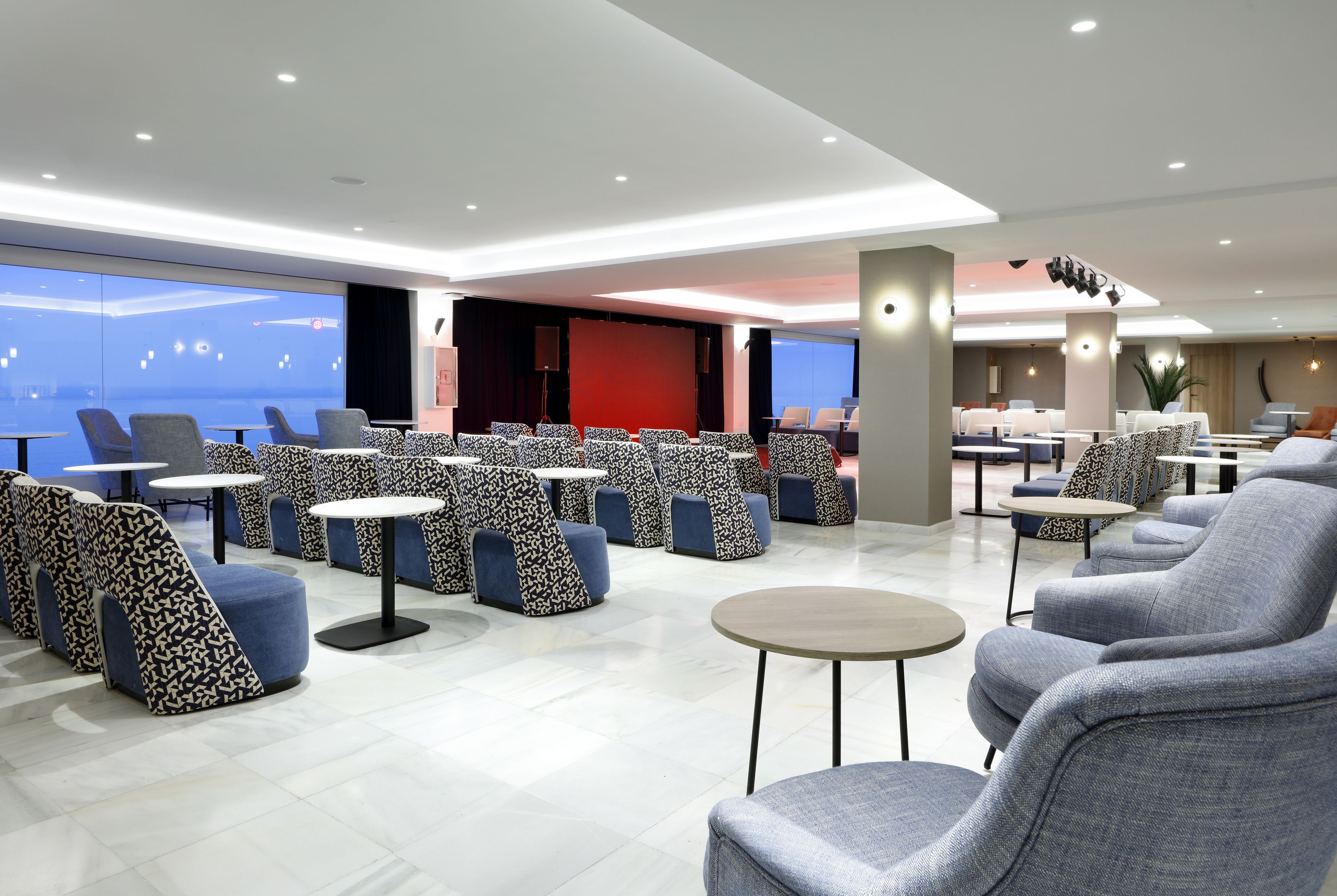 5 bars/lounges, lobby lounge