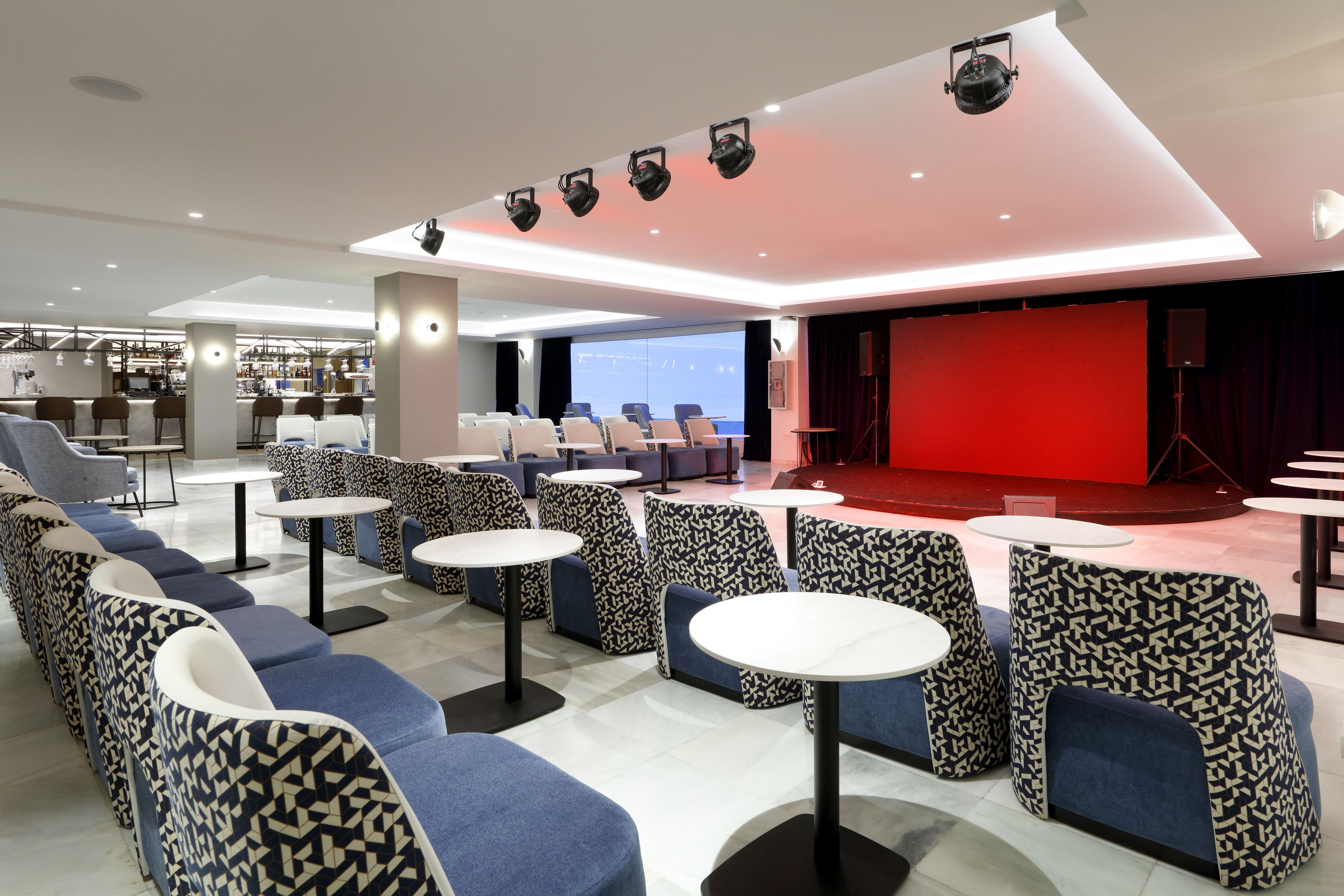 5 bars/lounges, lobby lounge