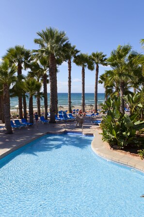 Una piscina techada, una piscina al aire libre