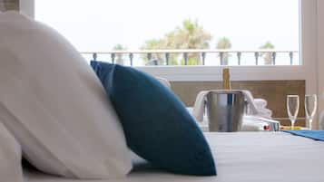 Quarto casal superior, sacada | Frigobar, cofres nos quartos, escrivaninha, quartos à prova de som