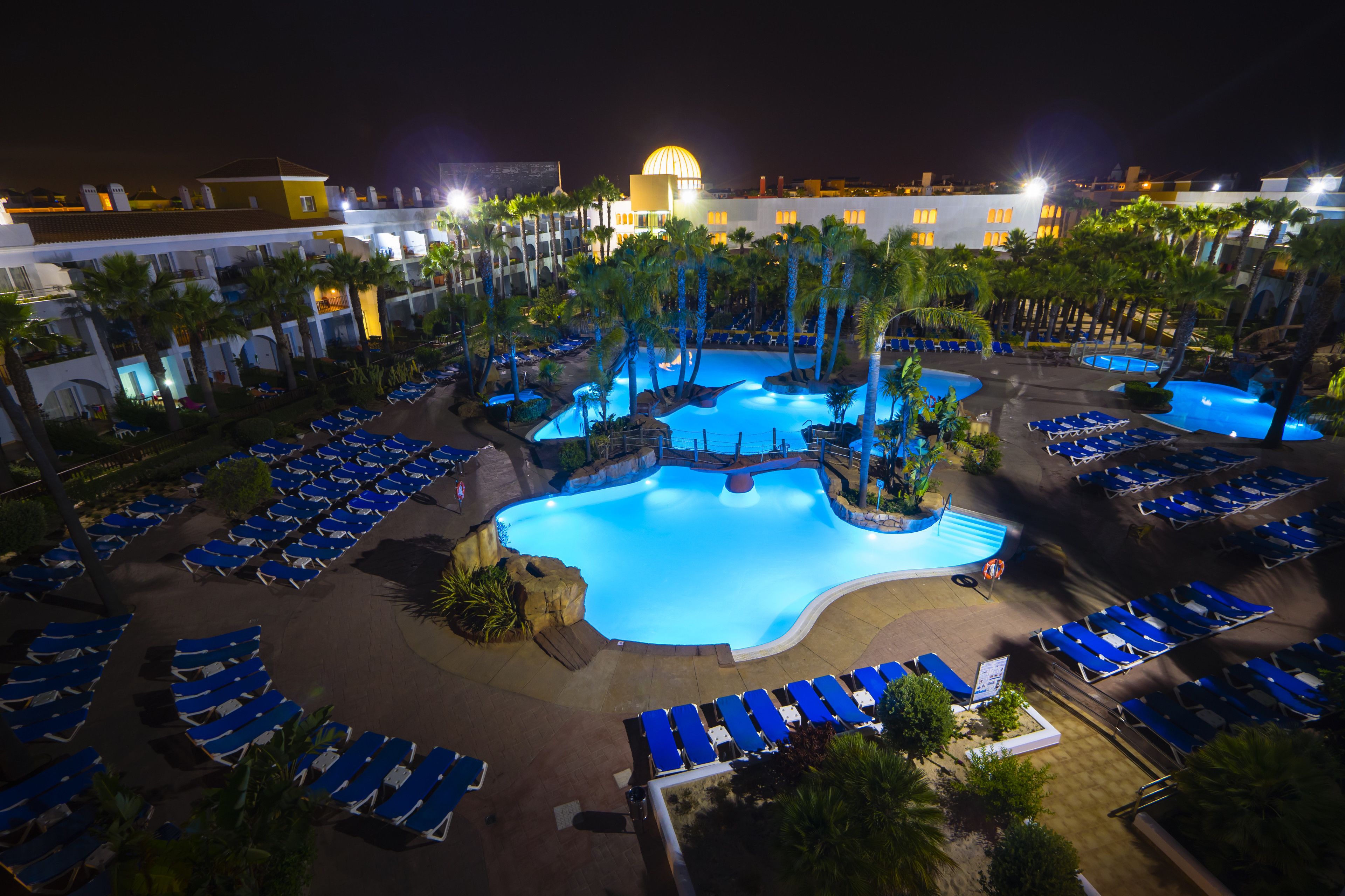 Utendørsbasseng, bassengparasoller og solsenger