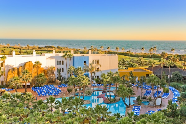 Een buitenzwembad, parasols voor strand/zwembad