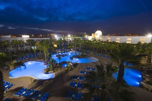 Outdoor pool, pool umbrellas, pool loungers - Playaballena Hotel (Rota)