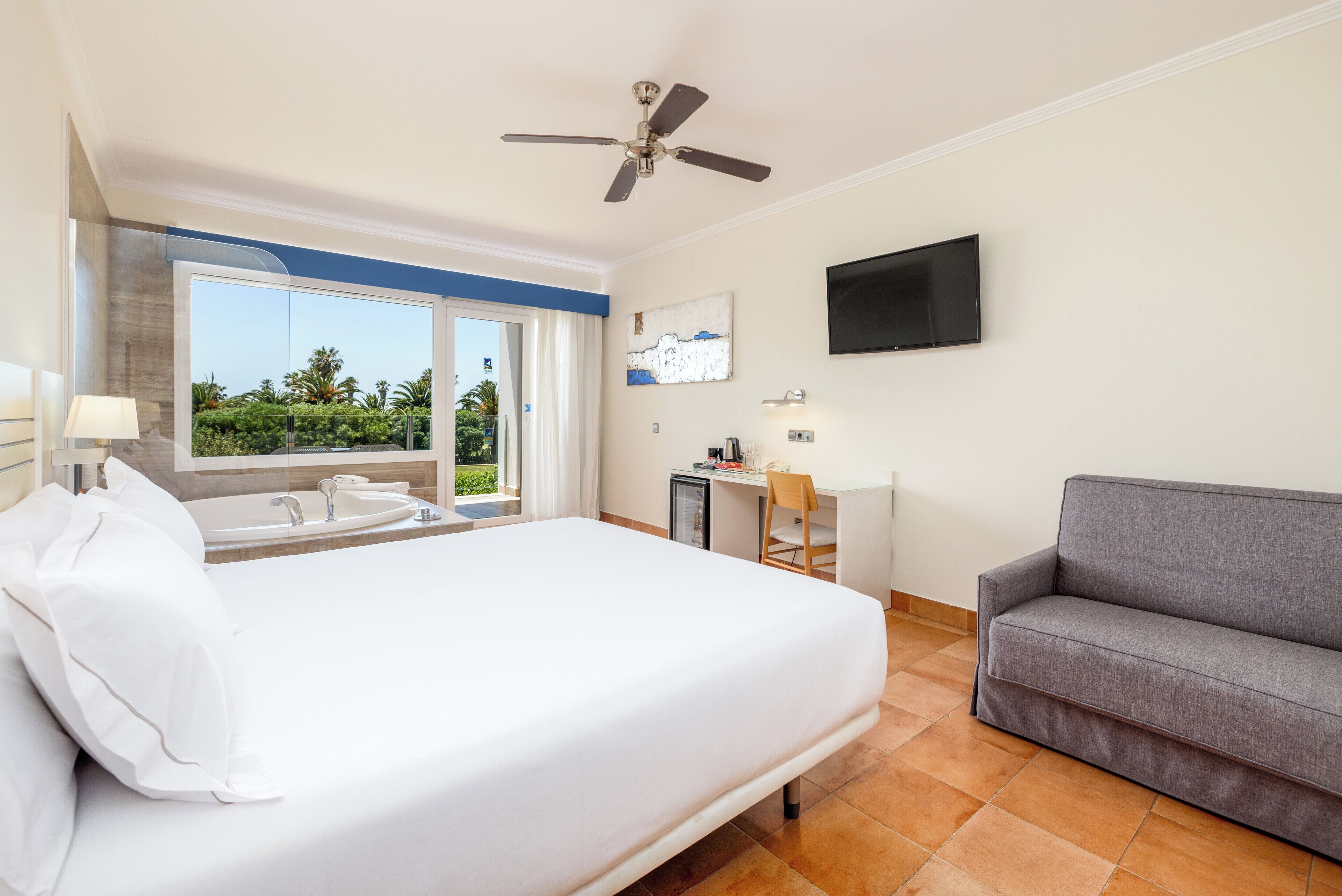 Superior Double Room (Deluxe) | Minibar, in-room safe, desk, soundproofing