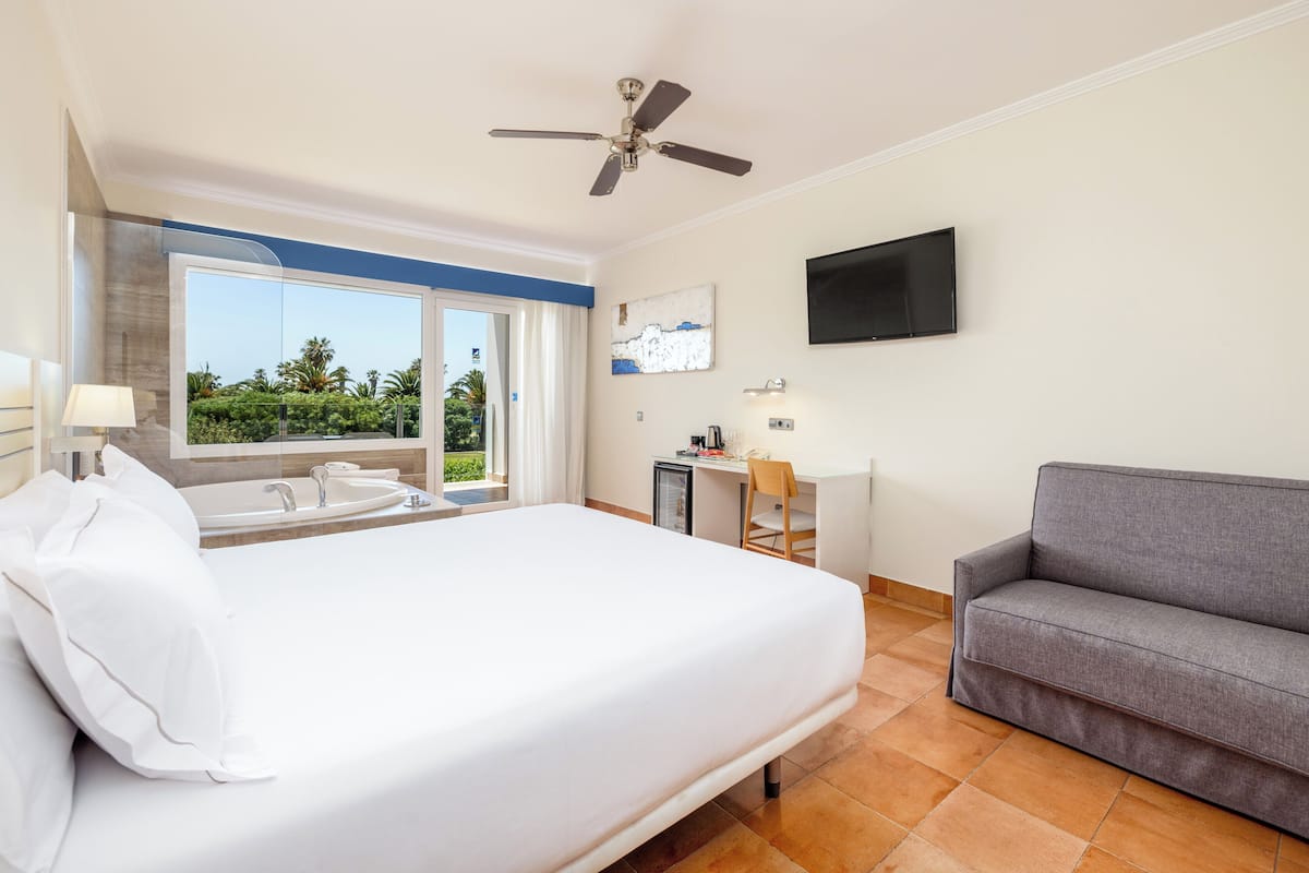 Superior Double Room (Deluxe) | Minibar, in-room safe, desk, soundproofing