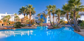 Outdoor pool, pool umbrellas, pool loungers - Playaballena Hotel (Rota)