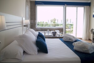 Minibar, caja de seguridad en la habitación y escritorio 