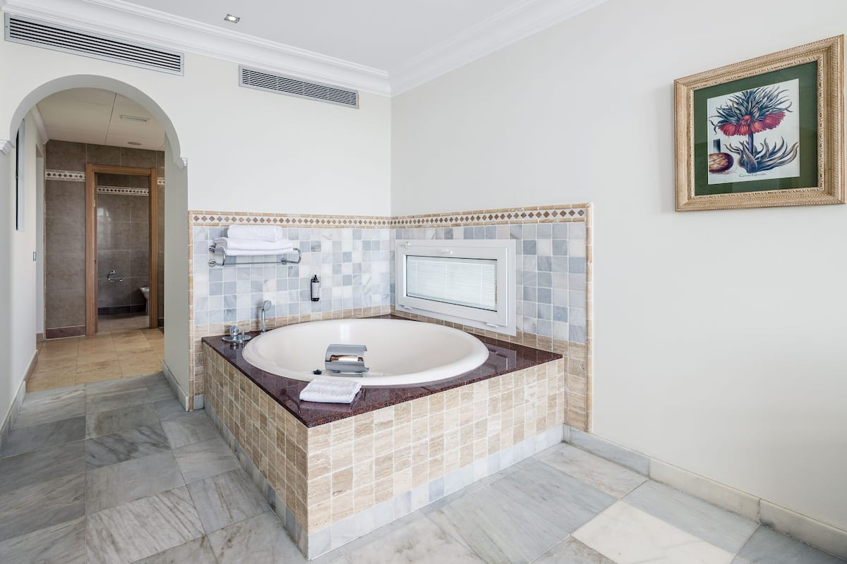 suite, 1 bedroom | bathroom | combined shower/bathtub, eco-friendly toiletries, hair dryer, towels