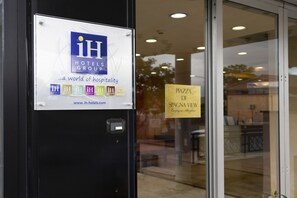 Property entrance - iH Hotels Roma La Mela (Rome)