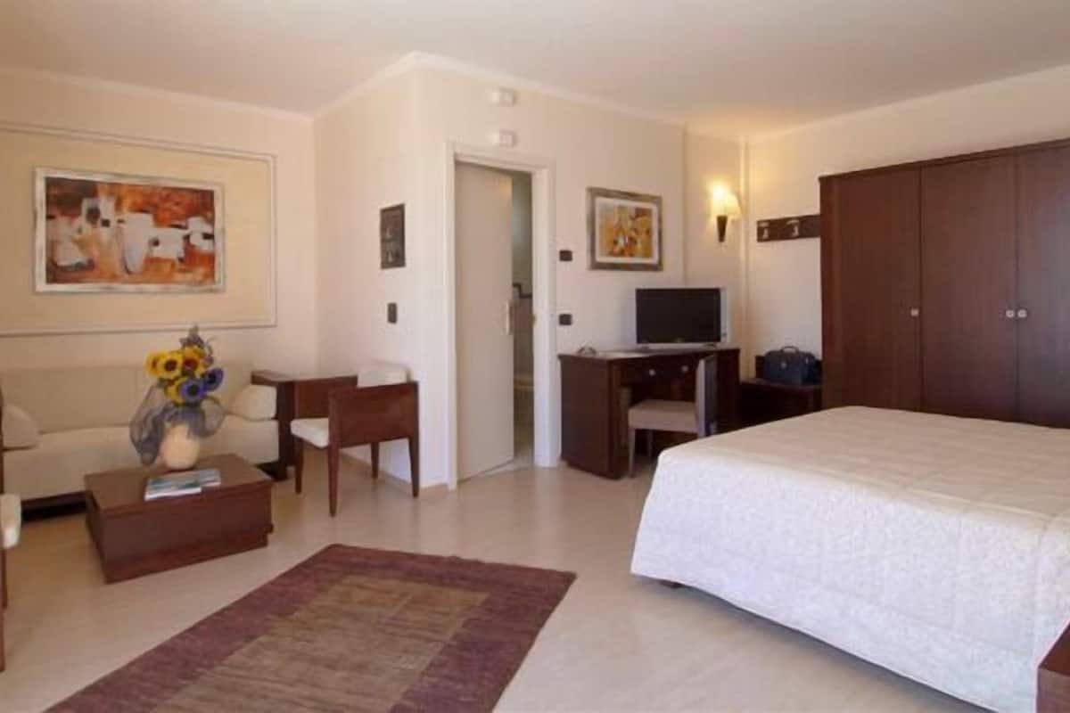 Een minibar, een kluis op de kamer, verduisterende gordijnen