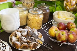 Breakfast buffet - iH Hotels Roma La Mela (Rome)