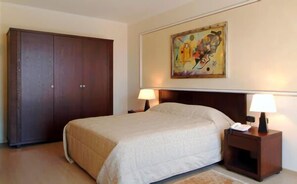 Minibar, in-room safe, blackout drapes, soundproofing - iH Hotels Roma La Mela (Rome)