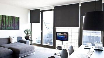 Hypo-allergenic bedding, in-room safe, desk, free WiFi