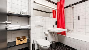 Suite (Penta) | Bathroom | Free toiletries, hair dryer, towels