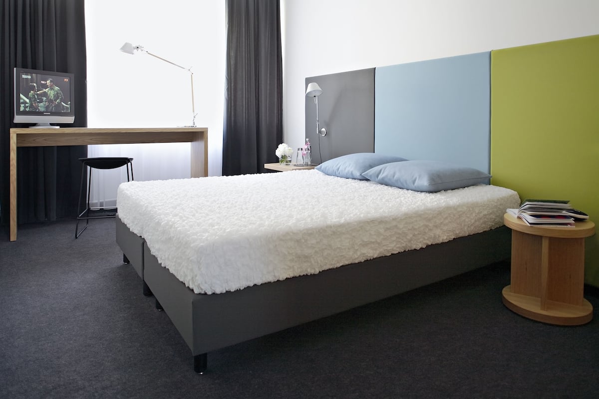 Ropa de cama hipoalergénica y caja de seguridad en la habitación 