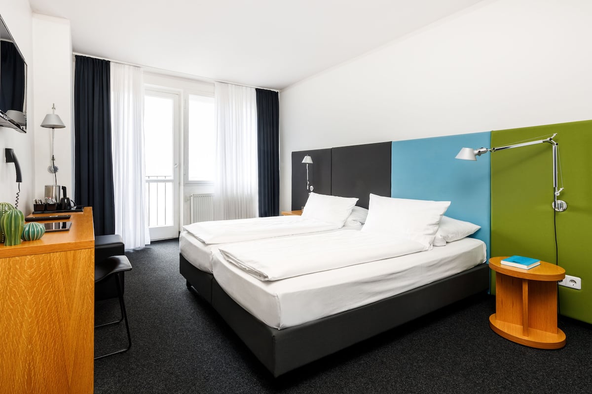 Hypo-allergenic bedding, in-room safe, desk, free WiFi