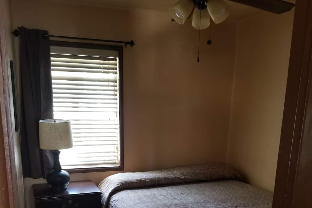 1 habitación, muebles diferentes, wifi gratis y ropa de cama