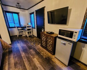 基本開 放式客房, 1 張特大雙人床, 壁爐 | 起居區 | 32-吋平面電視、有線頻道、壁爐