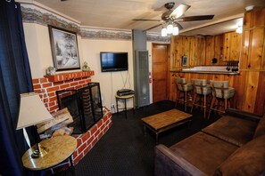 Standard-íbúð - 1 meðalstórt tvíbreitt rúm með svefnsófa - arinn | Stofa | 32-tommu flatskjársjónvarp með kapalrásum, arinn.