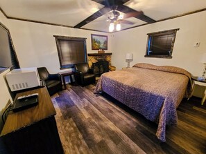 Basic Studio, 1 King Bed, Fireplace | Individually furnished, free WiFi, bed sheets - Timberline Lodge (Big Bear Lake)