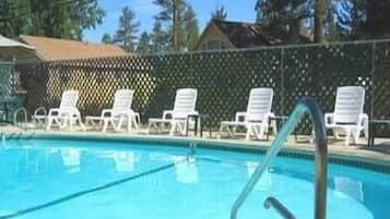 Una piscina al aire libre de temporada