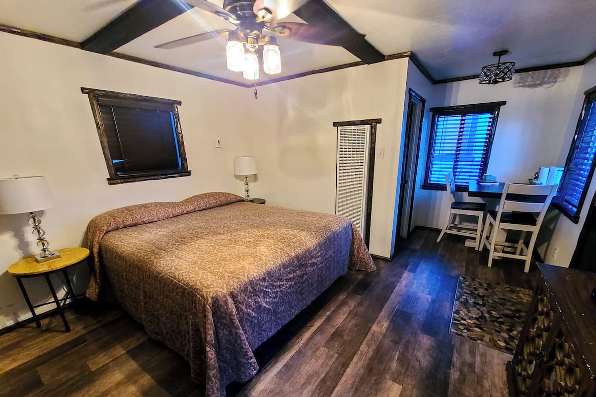 1 habitación, muebles diferentes, wifi gratis y ropa de cama