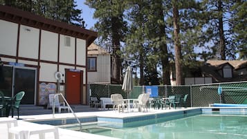 Una piscina al aire libre de temporada
