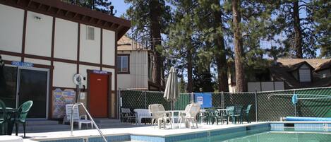 Una piscina al aire libre de temporada