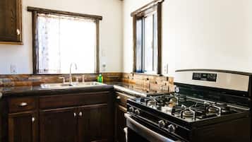 Deluxe Cabin, 2 Bedrooms, Fireplace | Private kitchen