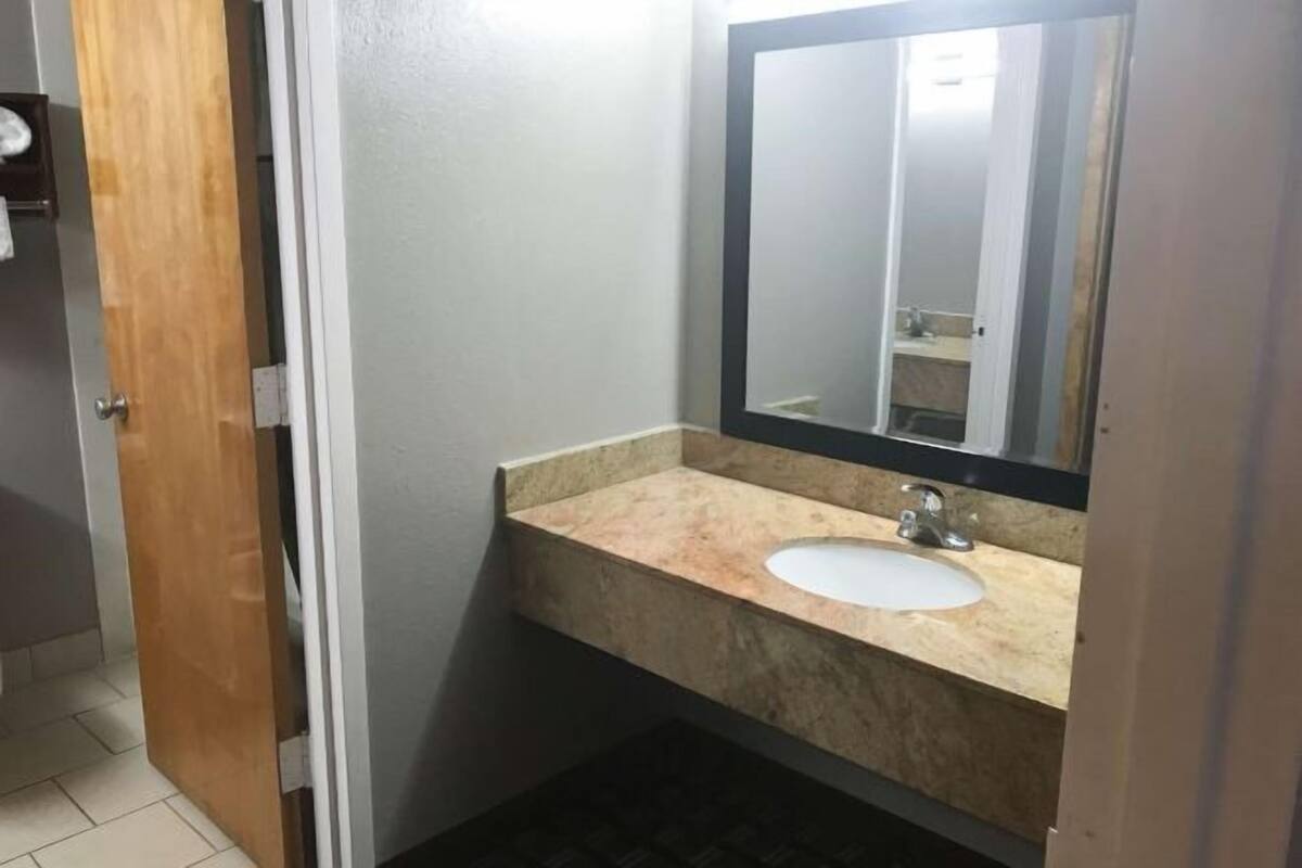 Combined shower/tub, hair dryer, towels