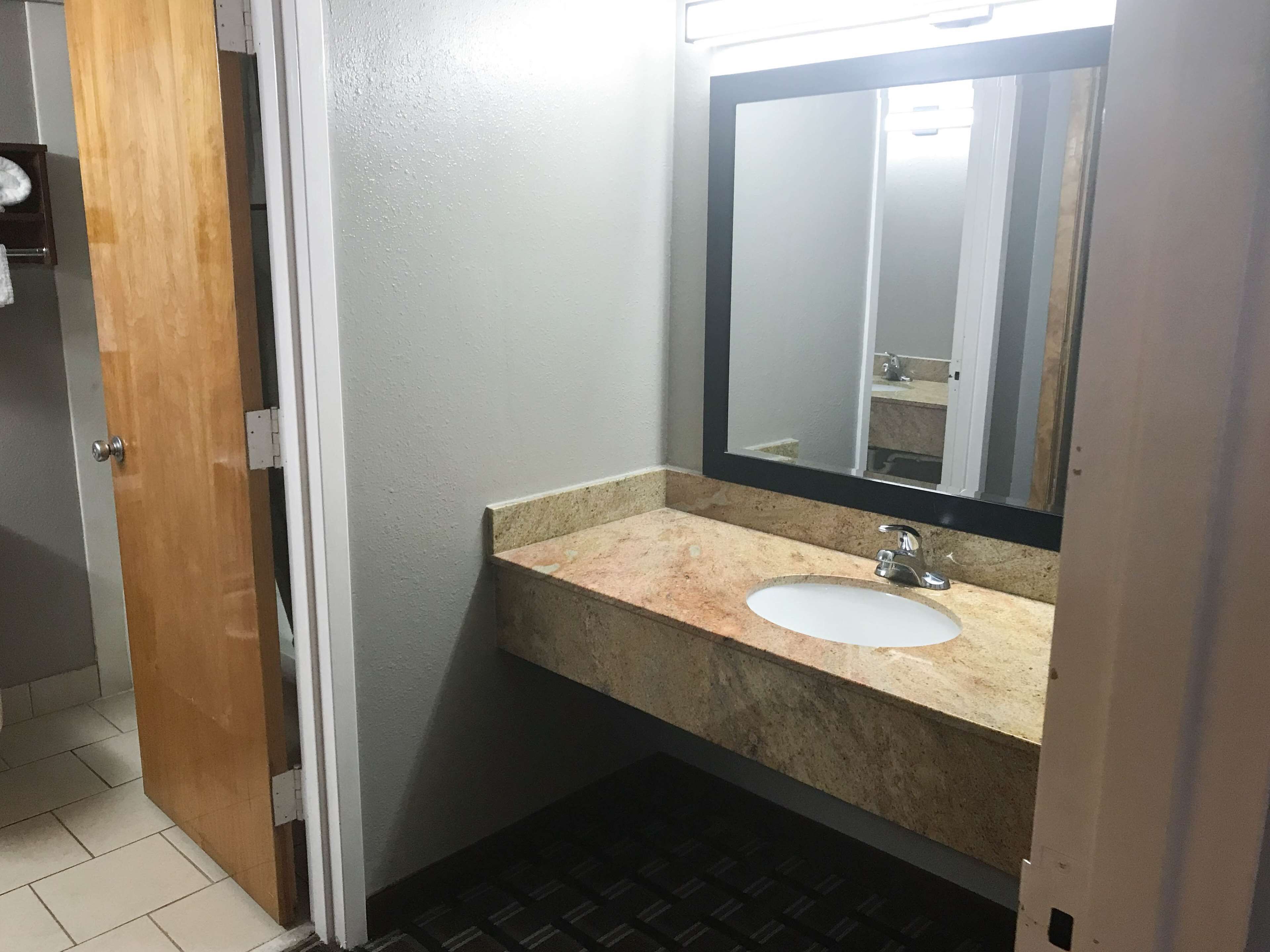 Kombinert dusj/badekar, hårføner og håndklær