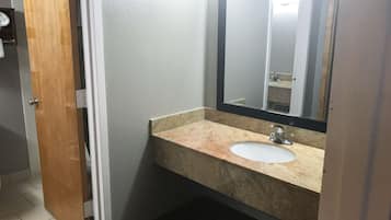 Kombinert dusj/badekar, hårføner og håndklær