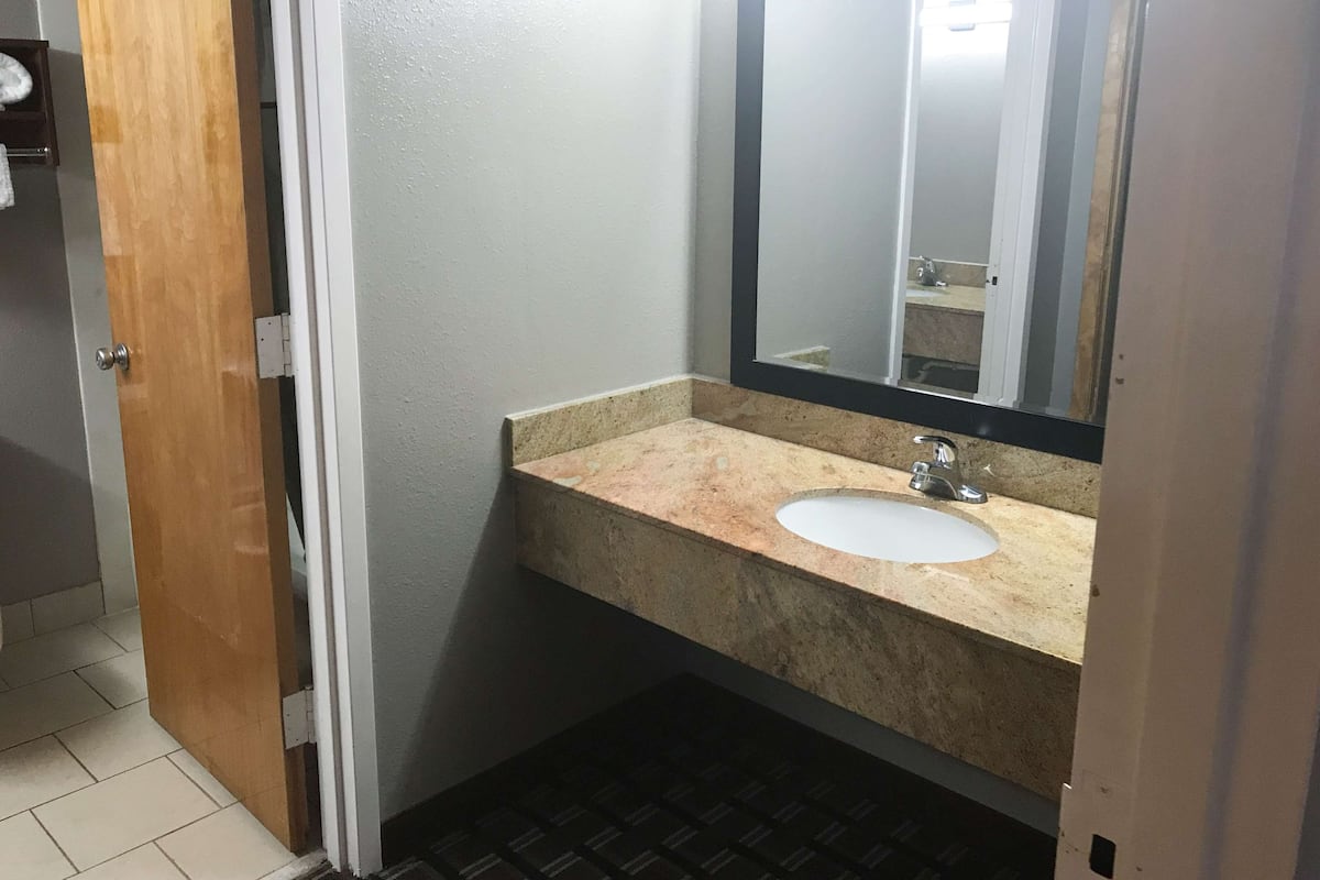 Combined shower/tub, hair dryer, towels