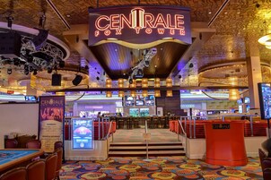 19 bares/lounges, bar ao lado da piscina