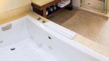 Designer toiletartikelen, een haardroger, handdoeken, zeep