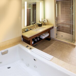 Designertoalettartikler, hårføner, håndklær og såpe