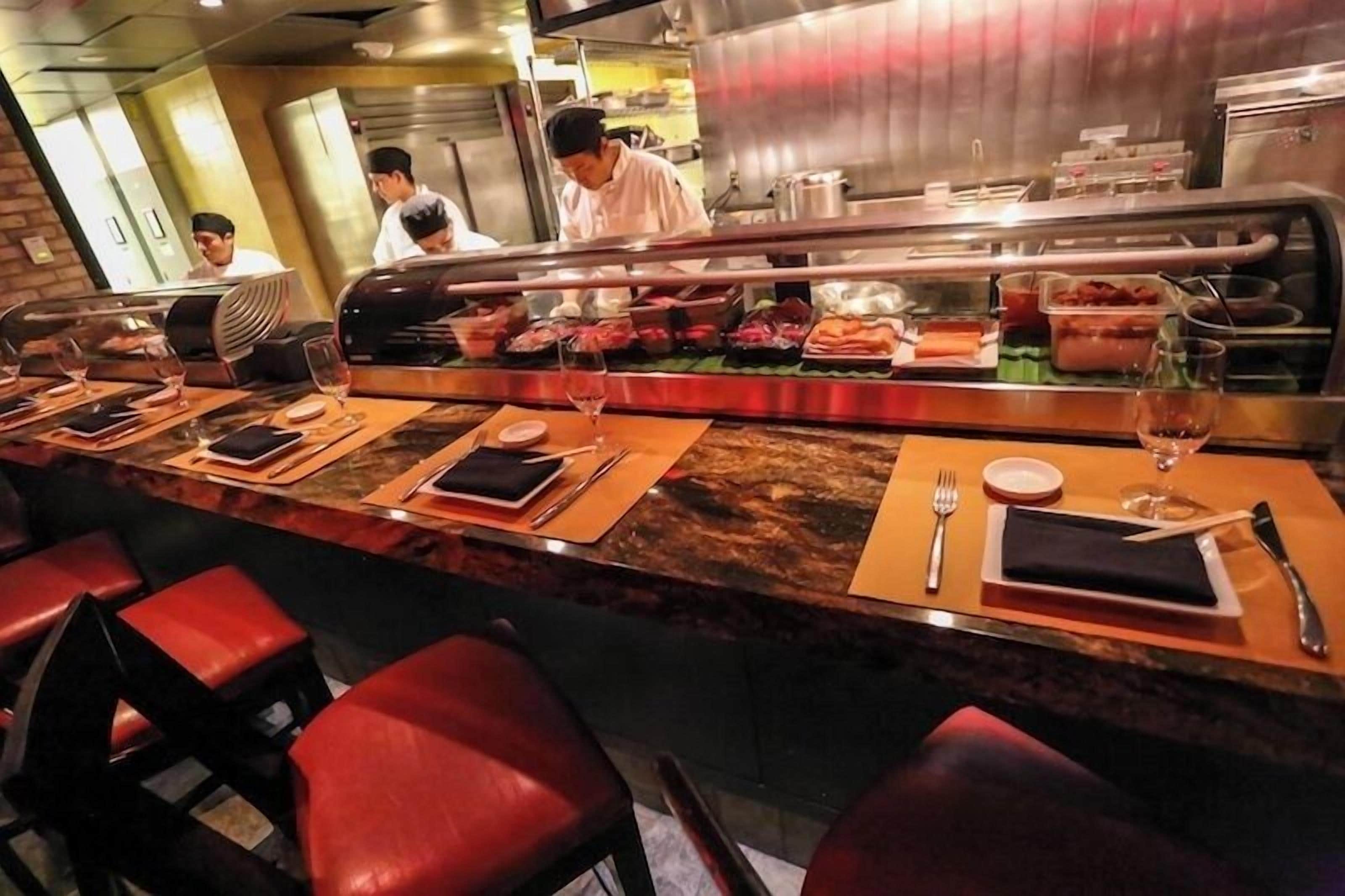 20 restaurants, breakfast, lunch, dinner served; italian cuisine