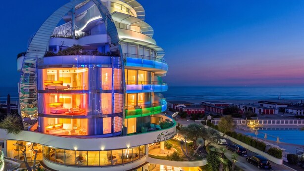 A multi-story hotel with a pool, balconies, and a view of the sea. - Hotel Waldorf - Premier Resort (Cervia)
