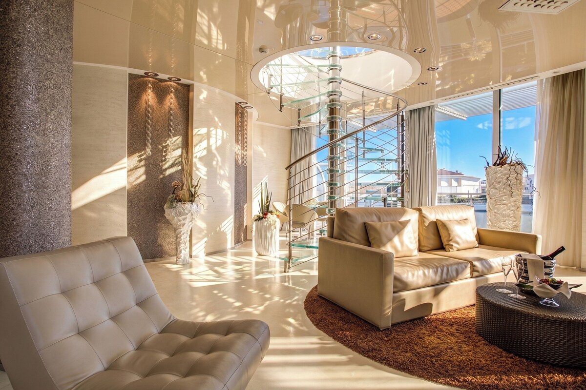 Luxury Suite, 1 Bedroom, Sea View | Minibar, in-room safe, soundproofing, WiFi (free)