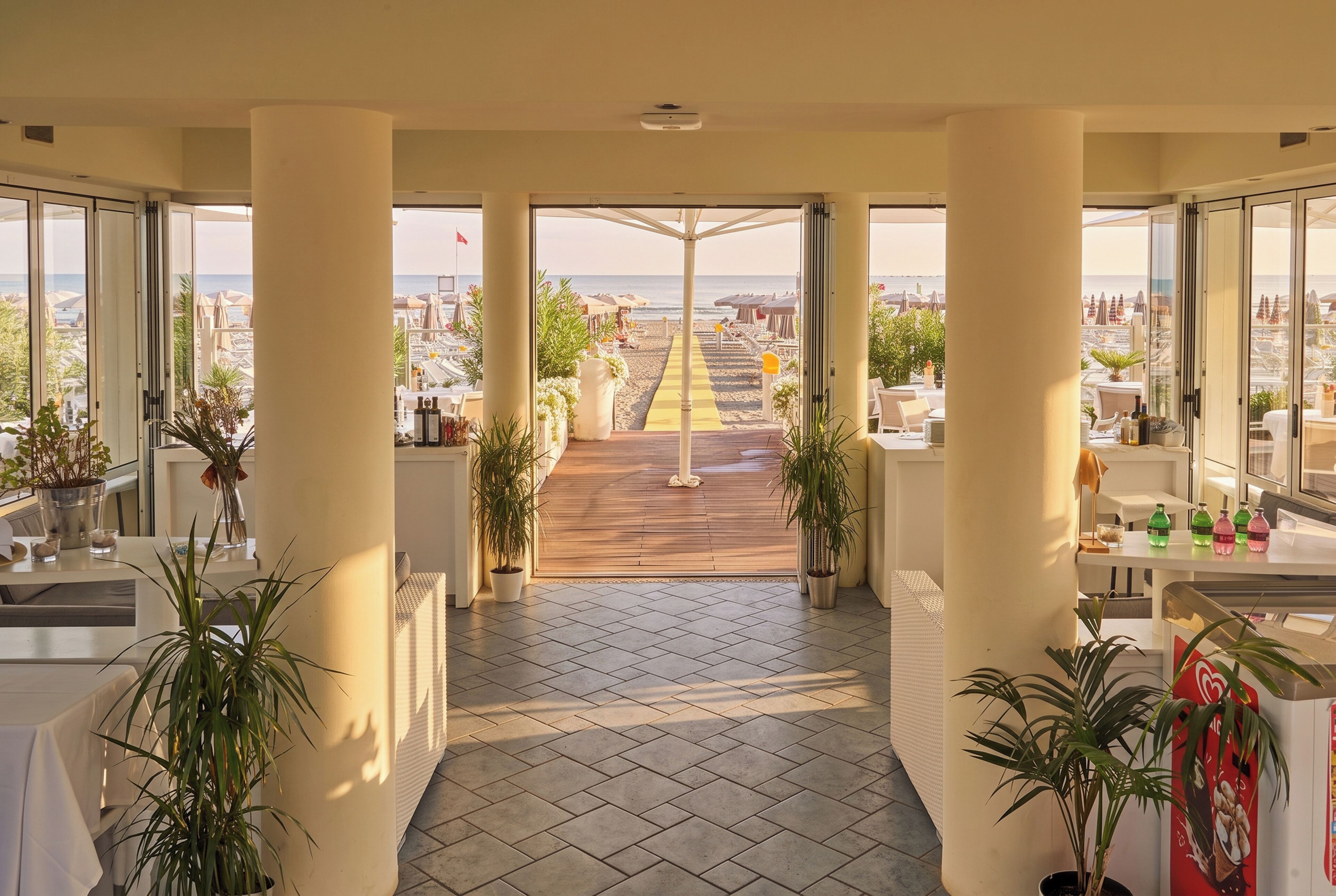Ein Hotelgang mit Blick auf Strand und Stadtlandschaft.