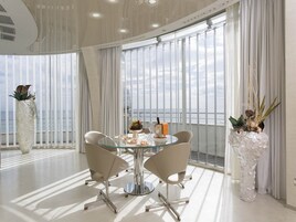 Luxury-Suite, 2 Schlafzimmer, Meerblick (4 Pax) | Minibar, Zimmersafe, schallisolierte Zimmer, kostenloses WLAN