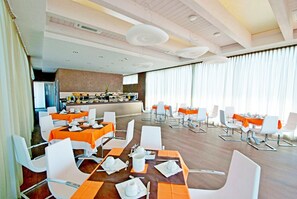 بوفيه فطور يوميًا بتكلفة قدرها (14 EUR للشخص)