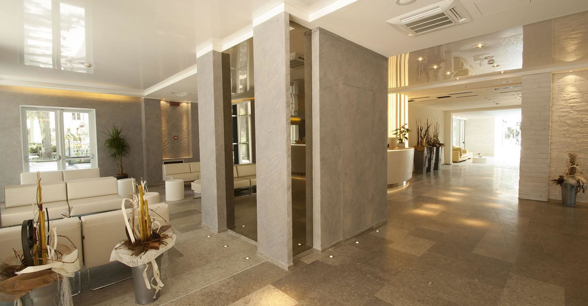 Coin salon dans le hall