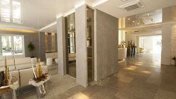 Coin salon dans le hall