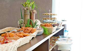 Tägliches Frühstücksbuffet (14 EUR pro Person)